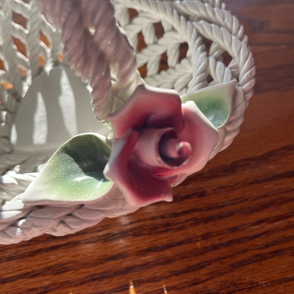 Vintage Lanzarin white ceramic basket with delicate pink roses. Made in Italy. - Picture 3 of 3